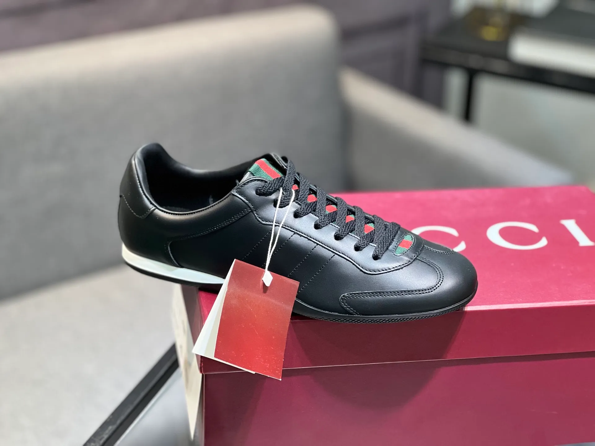 Men's shoes 💰580 Gucci Gucci small dirty shoes full series upgrade, long-term production GG Gucci series old casual small dirty shoes catwalk style ZP developed pure original version... metal double G crystal cylindrical mark... Gucc original pattern webbing... upper color rubbed cowhide matte stitching classic double G cloth, code number: 35-44 (female 41, male 45. Customization is not returnable) Fabric: original custom cowhide Inner: original custom cowhide Feet: original cowhide injection molding. Outsole: original open molding sole. Packaging: original full set of packaging. Color: official website updated simultaneously.